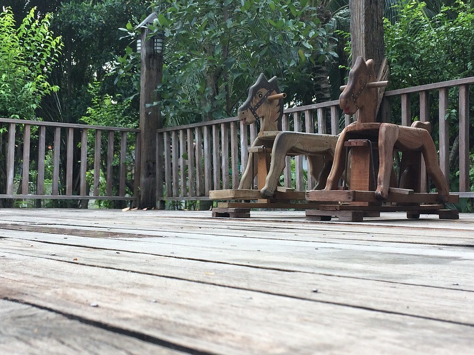 Aménagement de jardin : prenez de la hauteur avec les terrasses en bois sur pilotis