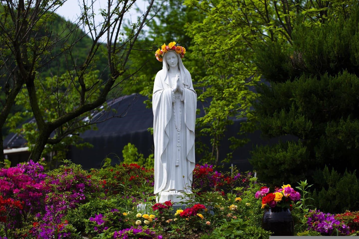 https://www.cercll.fr/wp-content/uploads/2022/06/embellir-votre-jardin-avec-des-statues-religieuses.jpg