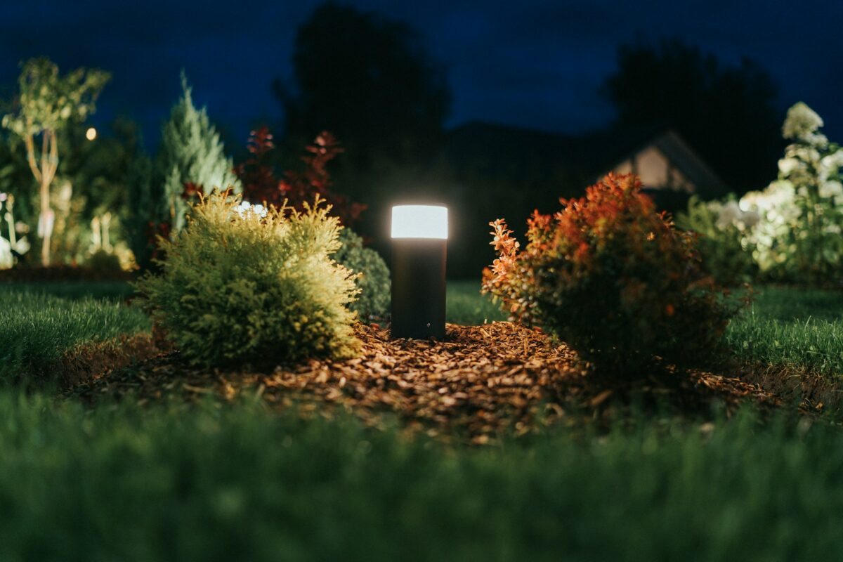 Comment éclairer son jardin sans tirer de câble électrique ?