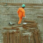 homme portant des vêtements de sécurité sur un chantier